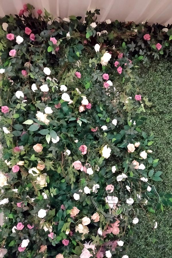 Свадебная фотозона из самшита с цветами