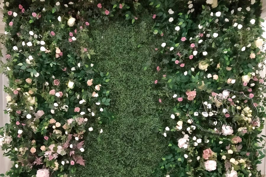 Свадебная фотозона из самшита с цветами
