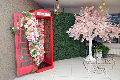 Фотозона "Телефонная будка" с цветами