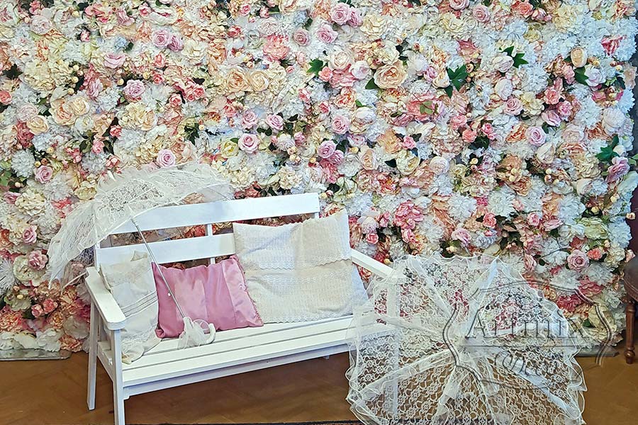 Фотозона, Цветочное панно (скамейка и кружевные зонтики)