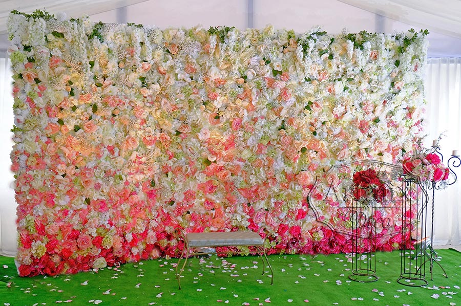 Фотозона из цветов для свадьбы