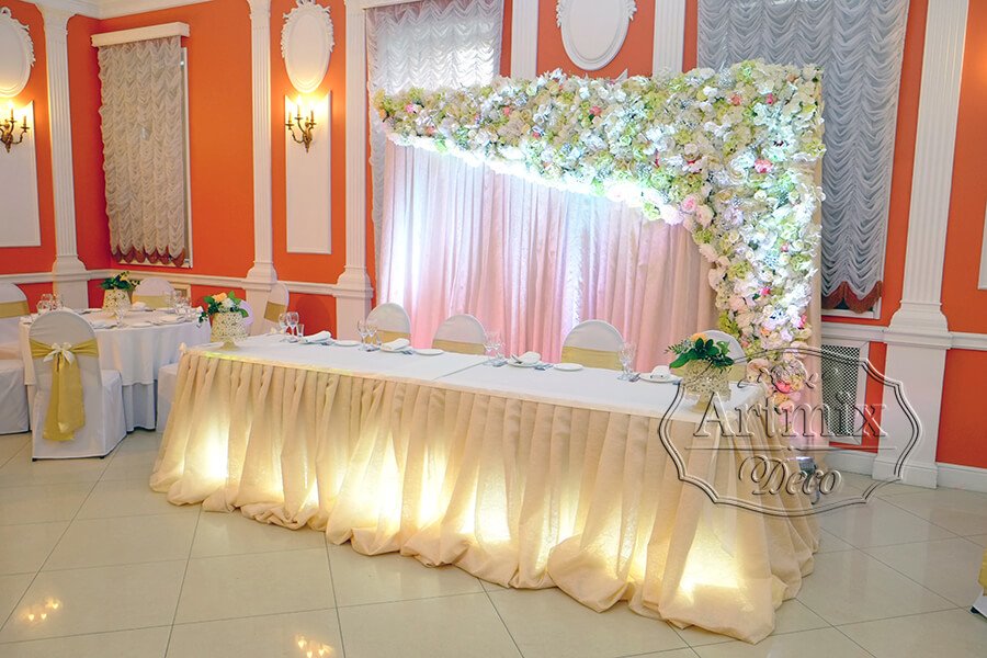 Асимметричное цветочное панно на свадебном фоне молодоженов