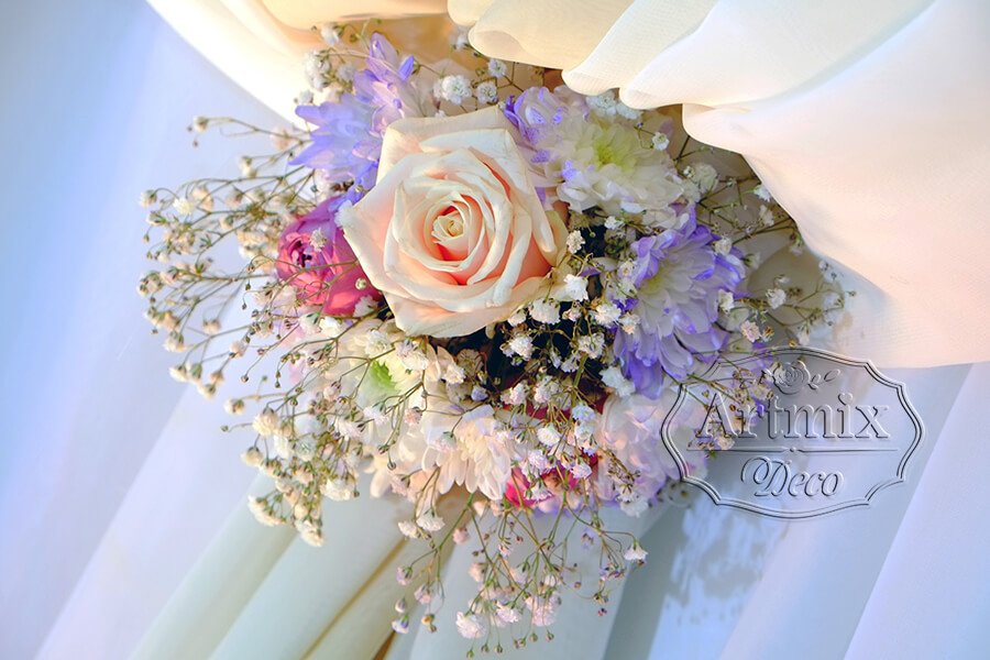 Оформление свежими цветами стола жениха и невесты