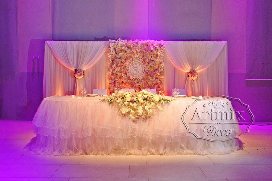 Фон на свадебном президиуме из раскошенных цветов и воздушным текстилем