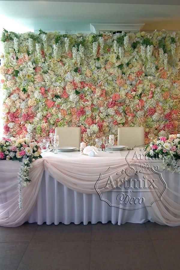 Свадебный президиум с фоном из цветов