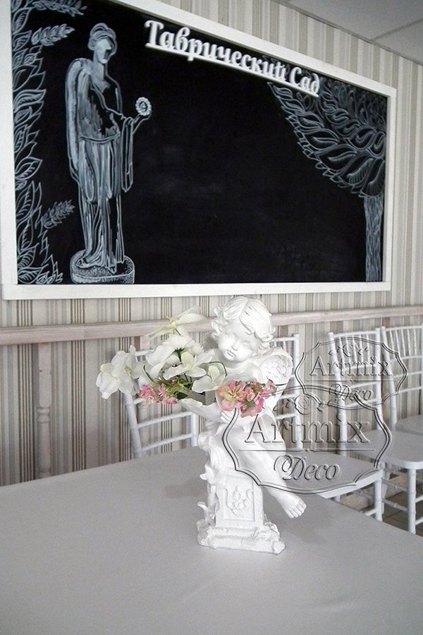 Ангелы с цветами на свадебном фуршетном столе