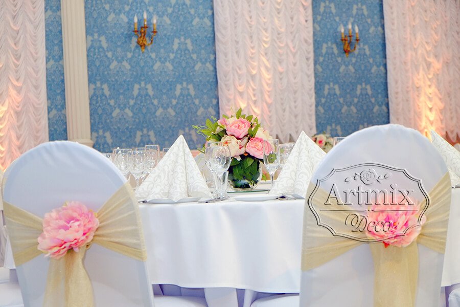 Декор на стулья гостей из лент и текстильного цветка - Аренда