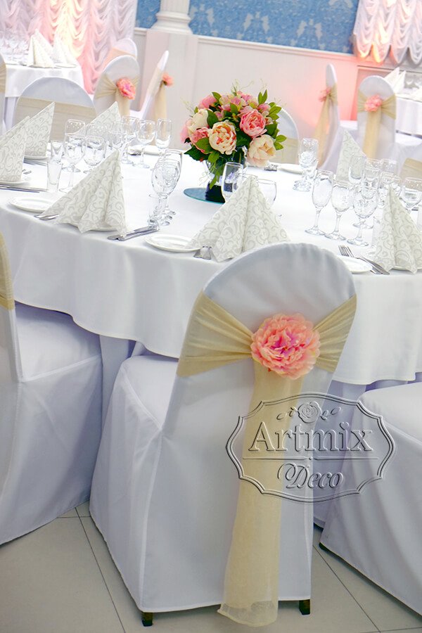 Оформление стульев лентами и цветами для свадебного торжества