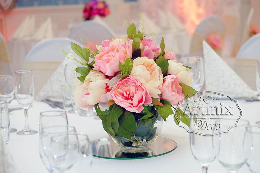 Пышные цветы на свадебных столах гостей