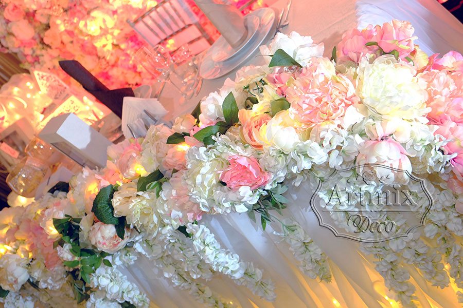 Цветочная композиция нежных тонов на свадебном столе жениха и невесты