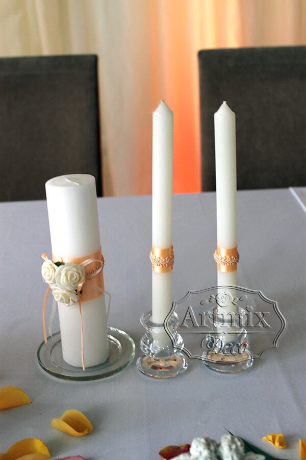Декор свечей на столе молодожёнов