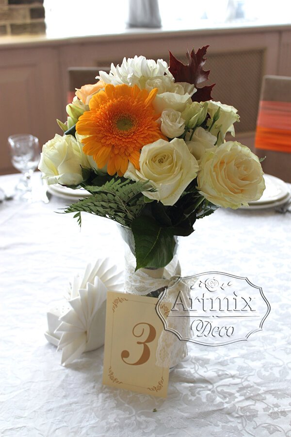 Для украшения столов гостей используются букеты из свежие цветов в небольших вазах