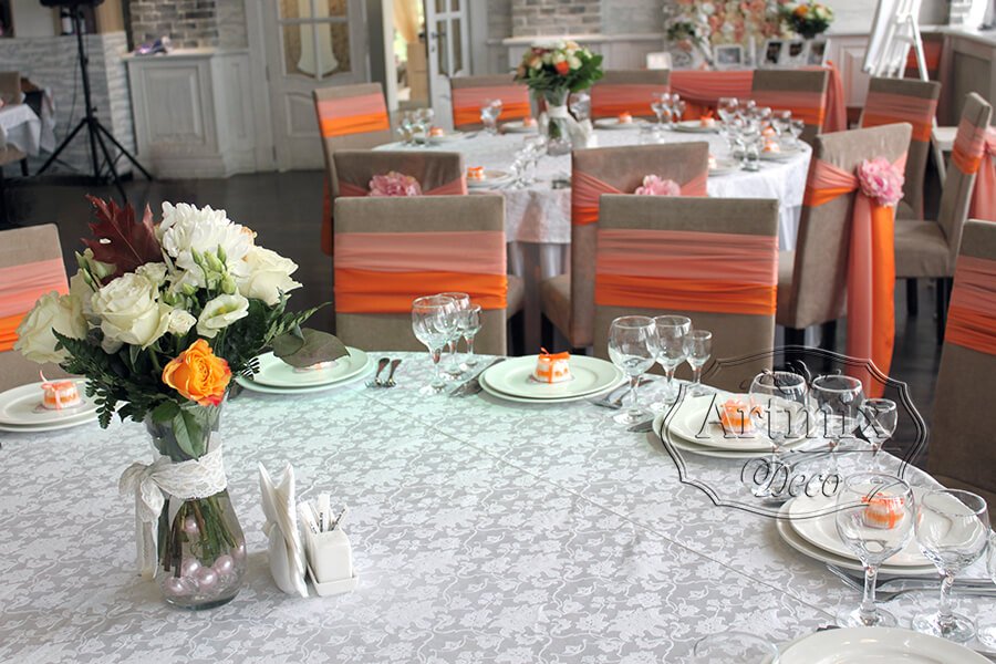 Свадебное оформление столов гостей букетами из цветов в небольших вазах