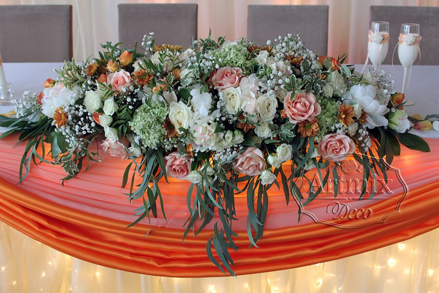 Цветочная композиция на свадебном подиуме в том же стиле и цвете с оформлением зала