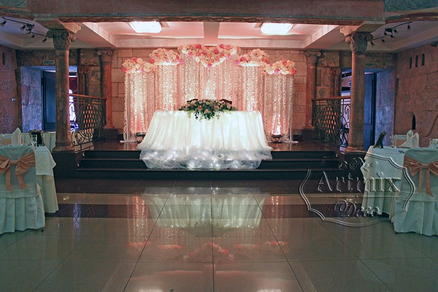 Свадебный стол для молодожёнов