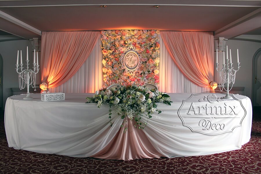 Панно из цветов в украшении центрального свадебного стола