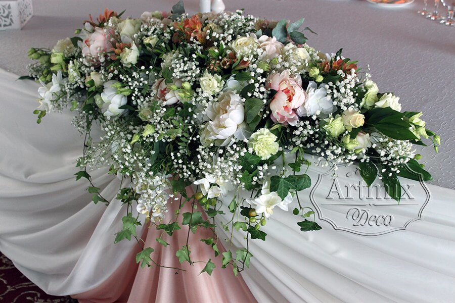 Центральная цветочная композиция на свадебном столе жениха и невесты