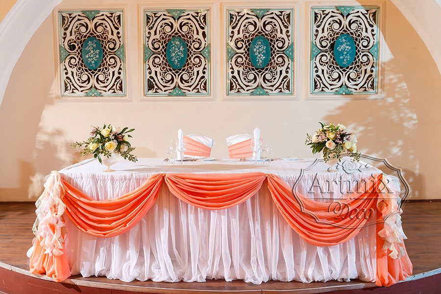 Свадебный президиум декорирован в белоснежном и персиковом цвете