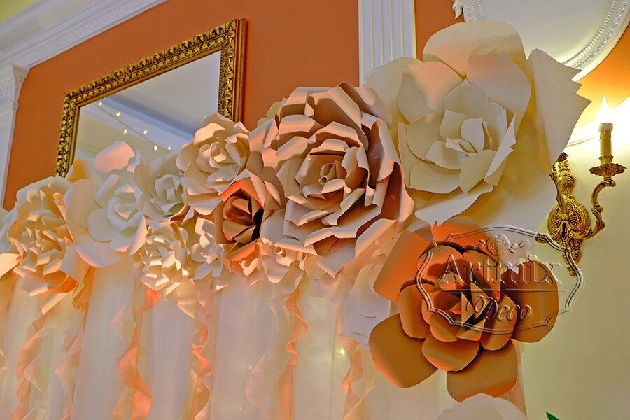На заднике президиума (стола молодожен) дизайнерские цветы из высококачественного картона