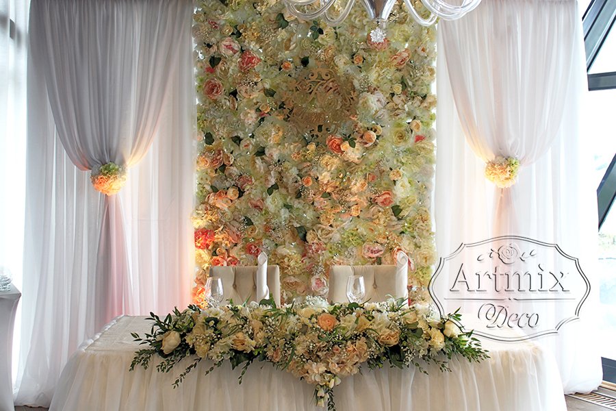 Цветочное панно на фоне свадебного стола
