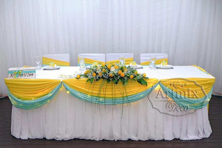 Свадебный стол молодожёнов в жёлтом цвете и Тиффани