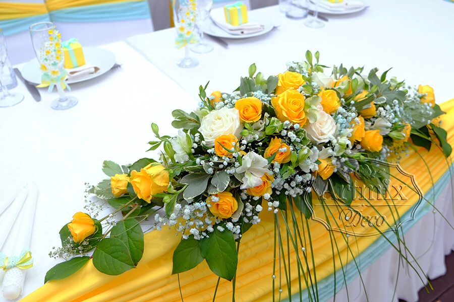 Цветочная композиция из жёлтых роз на свадебном столе жениха и невесты
