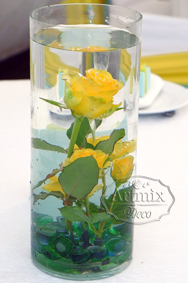 Жёлтые розы в воде на свадебном торжестве