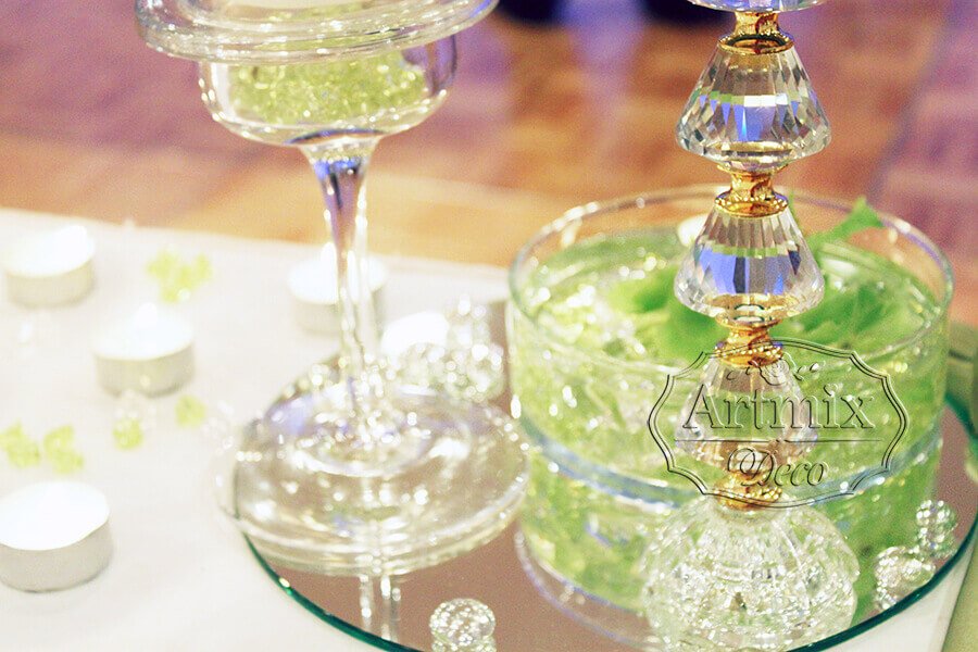 Свадебный стол украшен зеркалами, вазами и мятной зеленью
