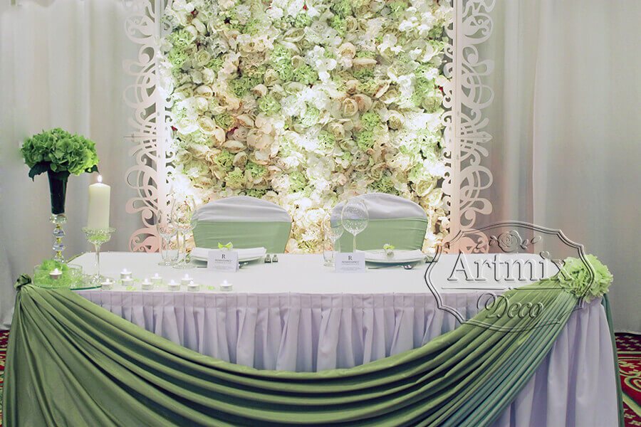 Свадебная арка - ажурная, белого цвета и в середине панно из цветов