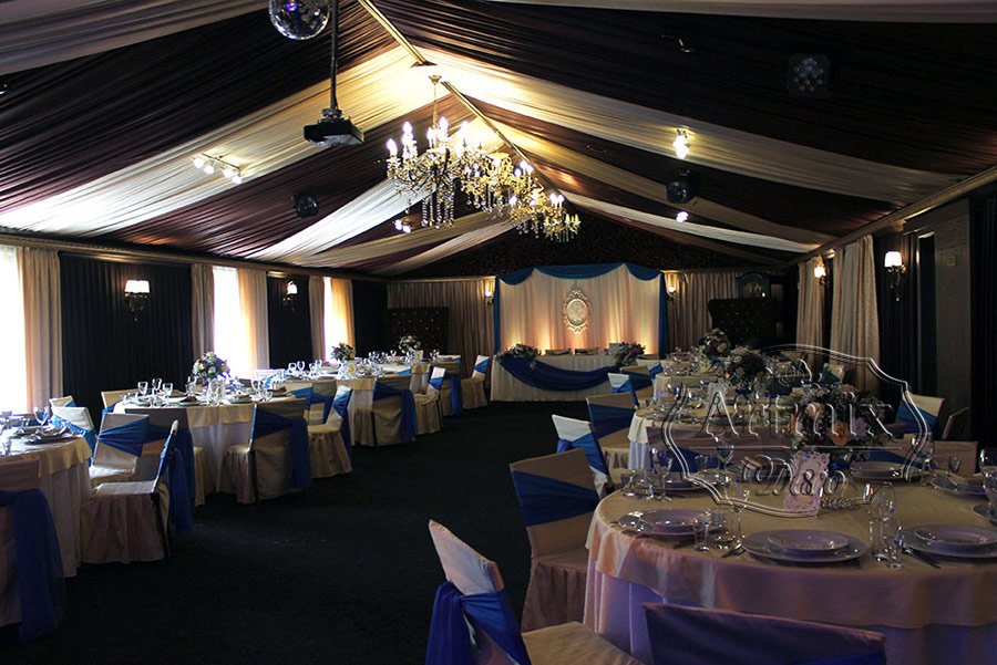 Оформление банкетного зала на свадебное торжество в синем цвете