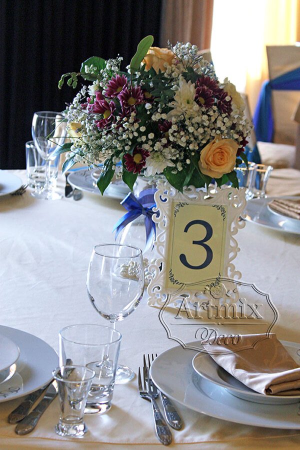 Букеты и небольшие стеклянные вазочки на столах гостей