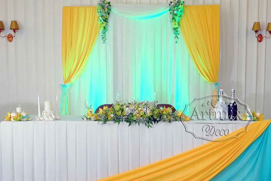 Украшение главного свадебного стола текстилем и цветами