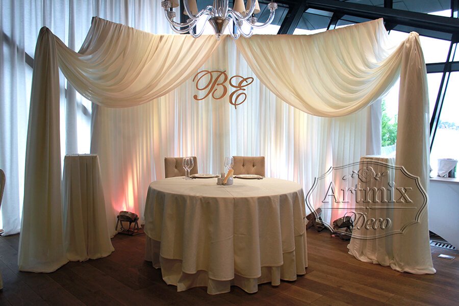Свадебный дизайн президиума в оформлении зала для торжественного мероприятия