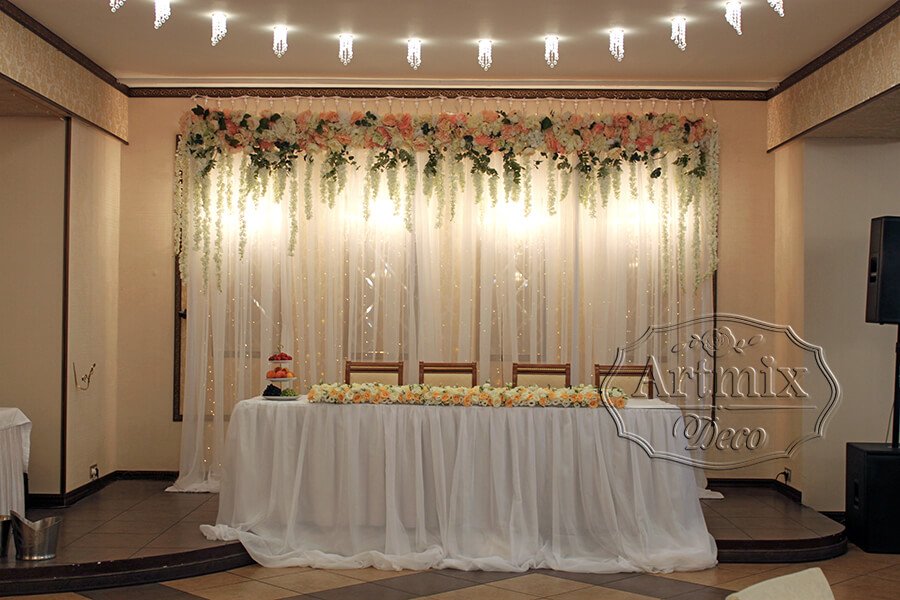 Оформление зала на свадьбу тканями и цветами