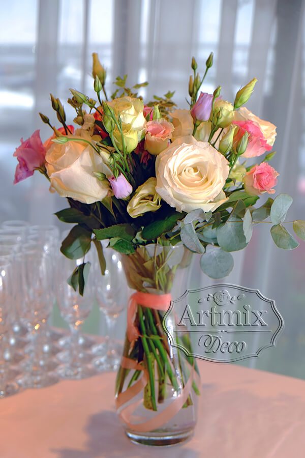 Букеты из роз в вазе на фуршетном столе