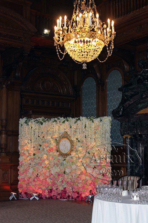 Фотозона из цветов на свадьбу в особняке