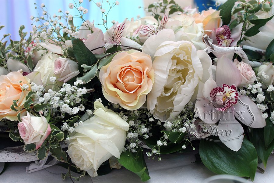 Цветы в свадебном декоре президиума