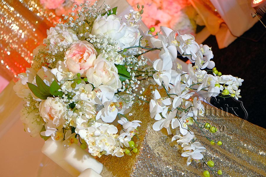 Цветы на свадебном президиуме