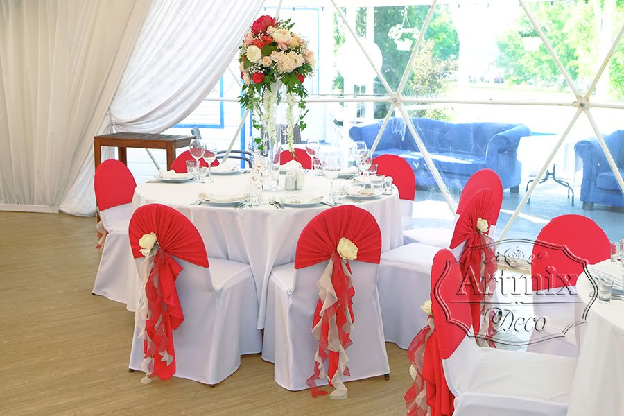 Свадебное оформление банкетного зала цветами в соответствии со стилем декорирования