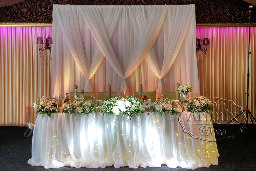 Свадебный президиум с тканями, цветами и подсветкой (лампочками и софитами)