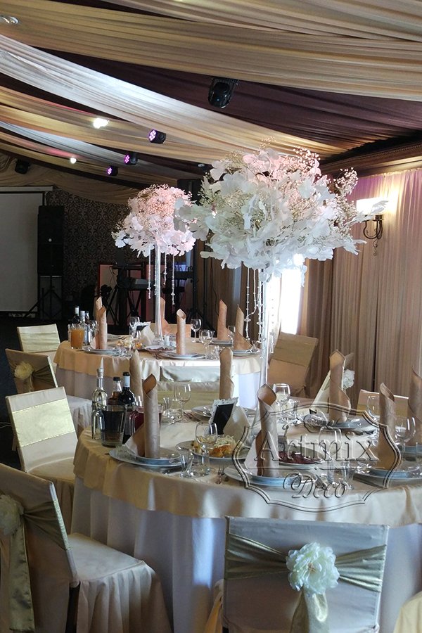 Композиции из Гинкго в высоких вазах в свадебном оформлении банкетного зала