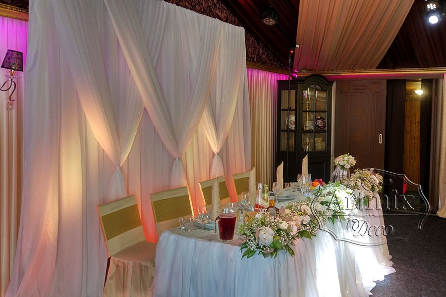 Подсветка на свадебном фоне стола молодожёнов