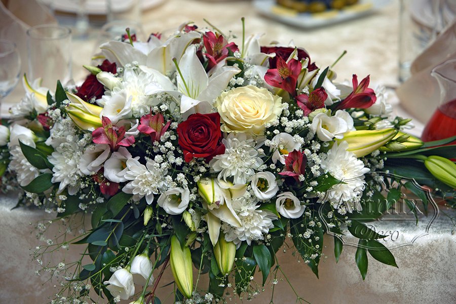 Классическая цветочная композиция на столах гостей