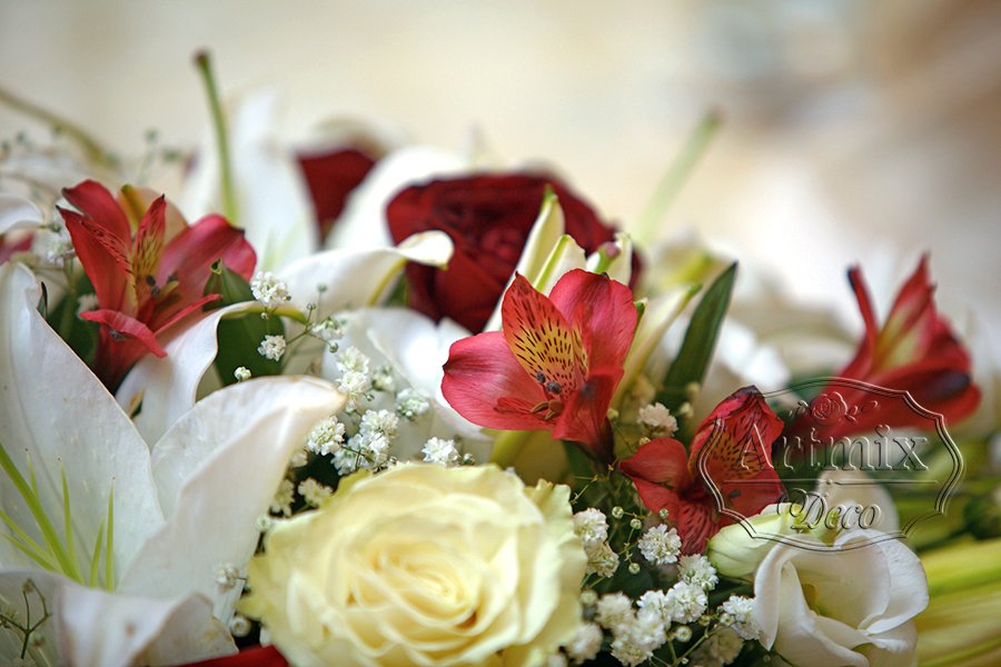 Цветы в оформлении свадьбы и столов гостей
