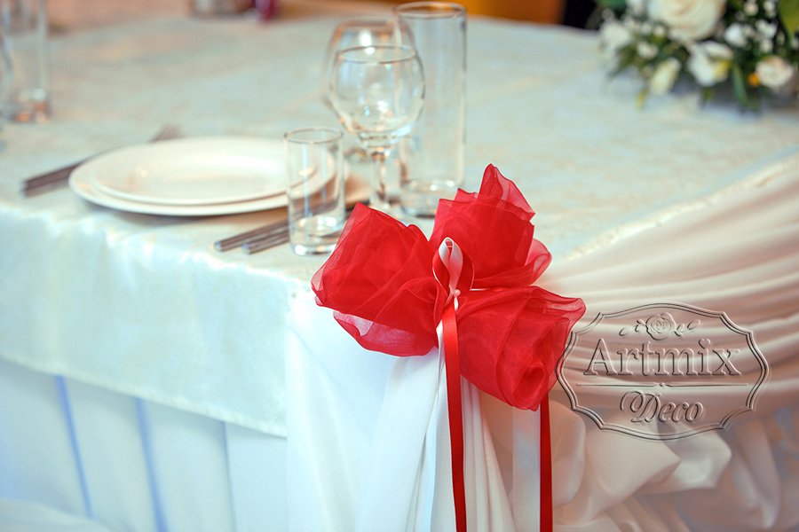 Декоративные розы в украшении свадебного стола