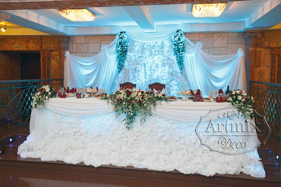 Свадебный стол молодожёнов
