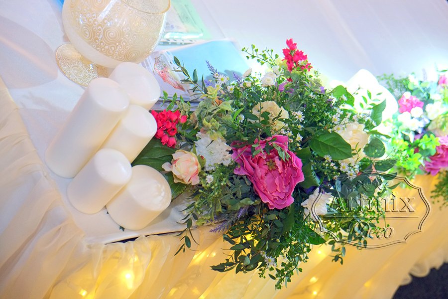 Цветочный декор в оформлении свадебного президиума