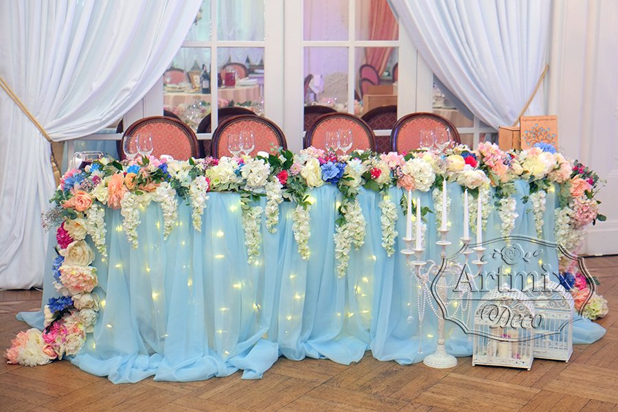 Голубой оттенок в оформлении свадебного стола жениха и невесты