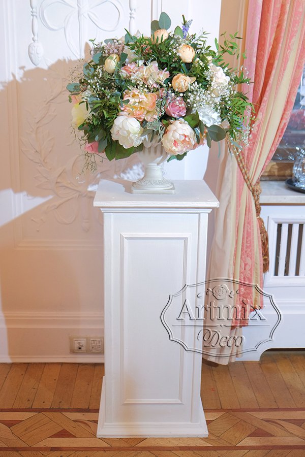 Белые колонны с вазами и цветами