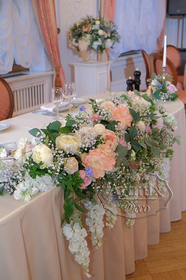 Свадебная цветочная композиция на столе молодожёнов